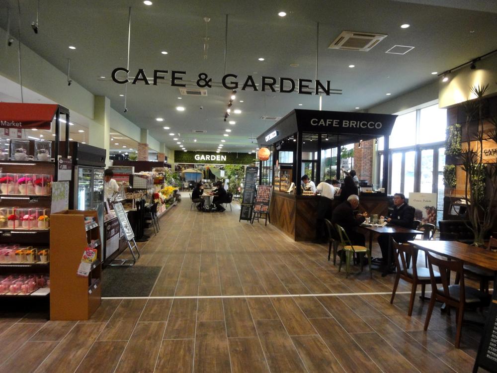 コーヒー、マフィンなどをそろえるカフェブリッコとガーデンエリア