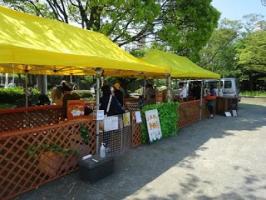 福岡市動物園のZOOバス乗り場で「動物ふれあい広場」開催