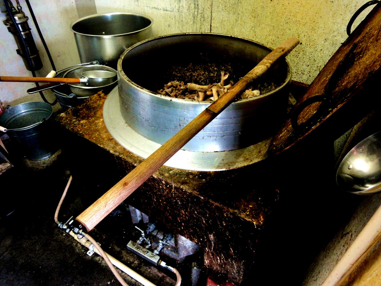 自慢の大釜で焚く豚骨ダシ ZUNDO屋 「ずんどう屋」
