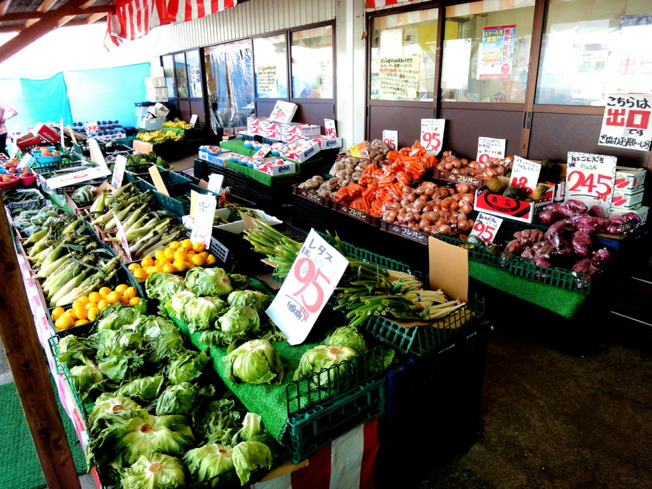 激安なお野菜と果物が並びます バカ安八百屋 新宮店