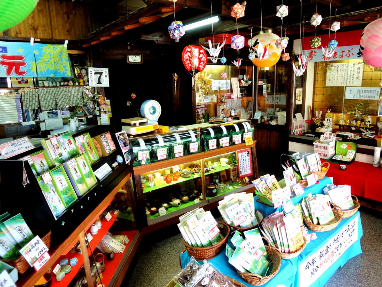 店内には香りのいいお茶が並びます 森尾園 新宮駅前店