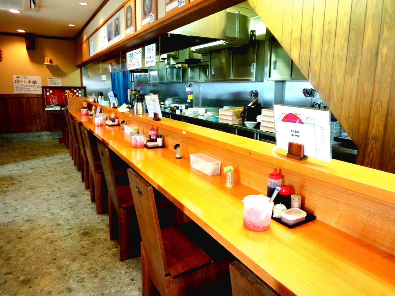 清潔で余裕のあるカウンター席 ぶた屋