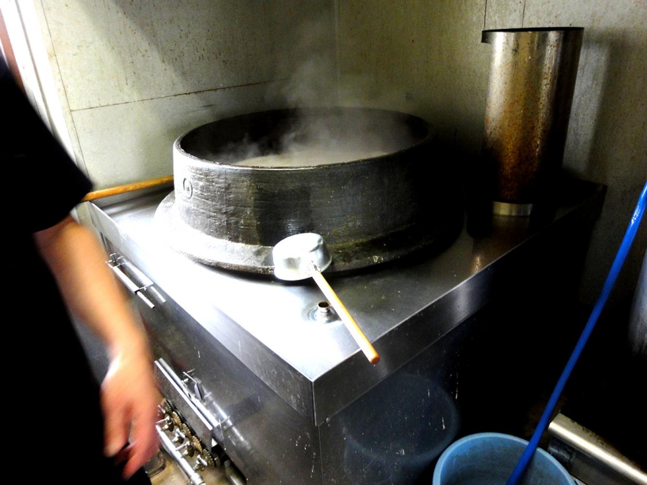 大釜で焚く自慢の豚骨だし ぶた屋