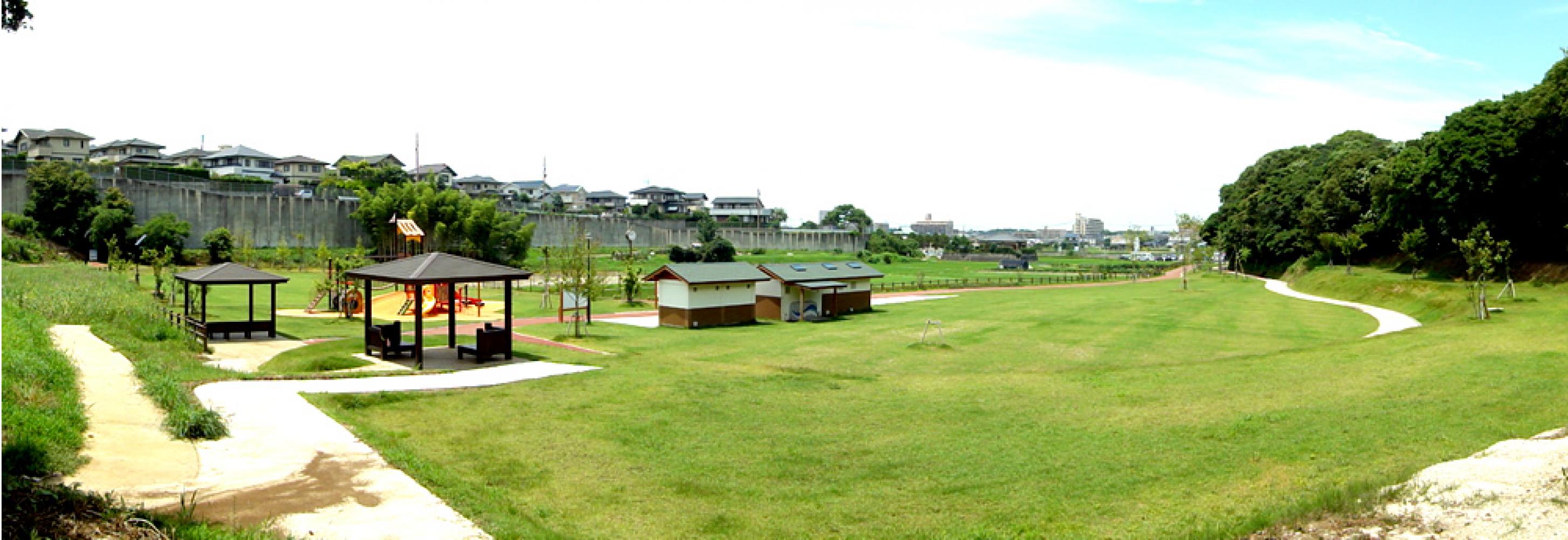 広く美しい園内 人丸公園