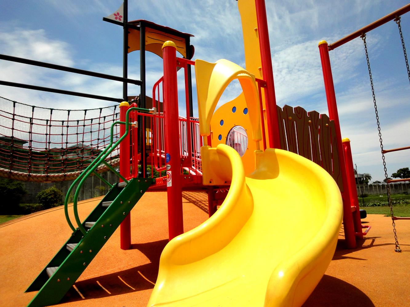 安全に配慮した遊具 人丸公園