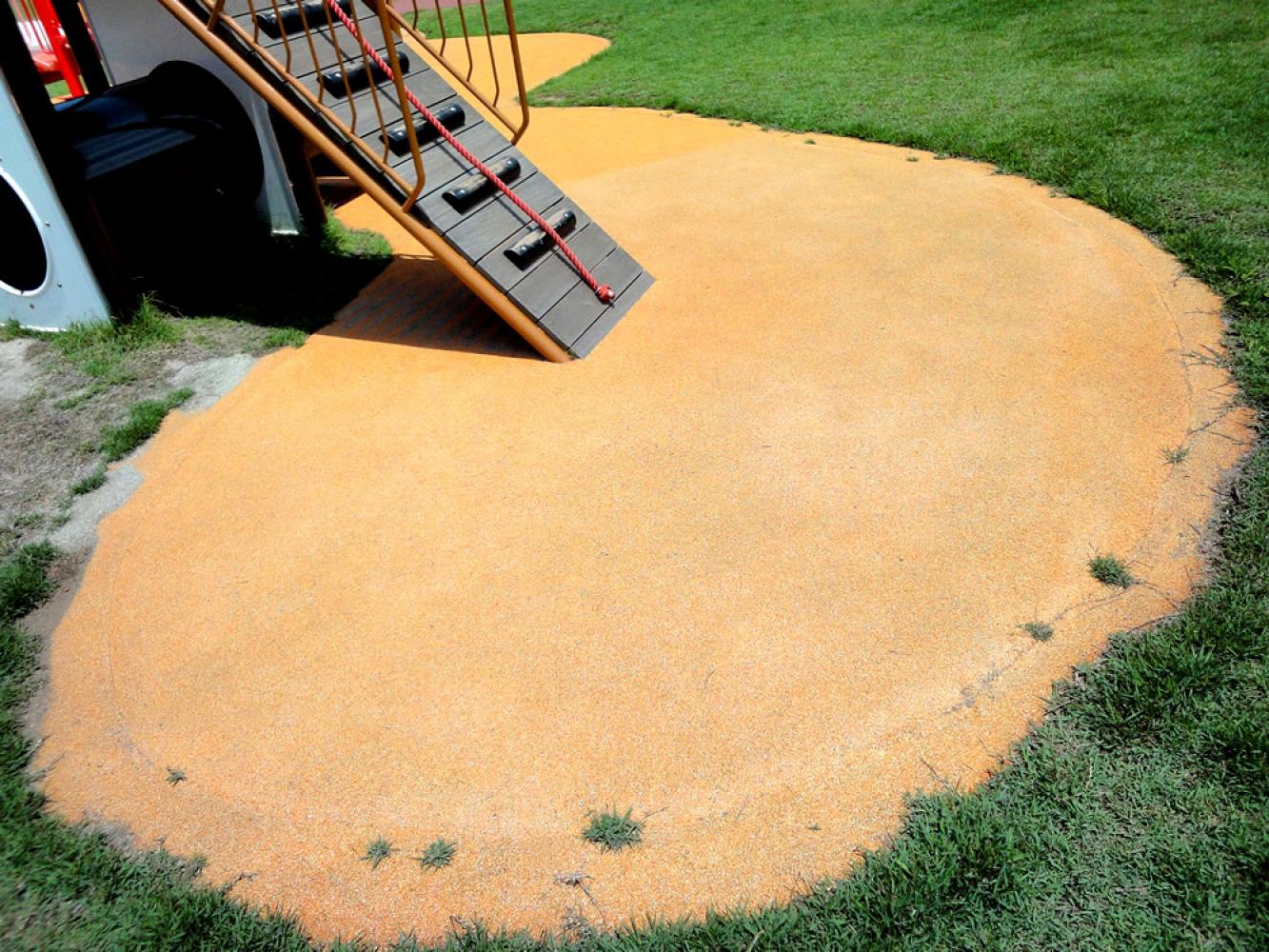 遊具下の柔らかい地面 人丸公園