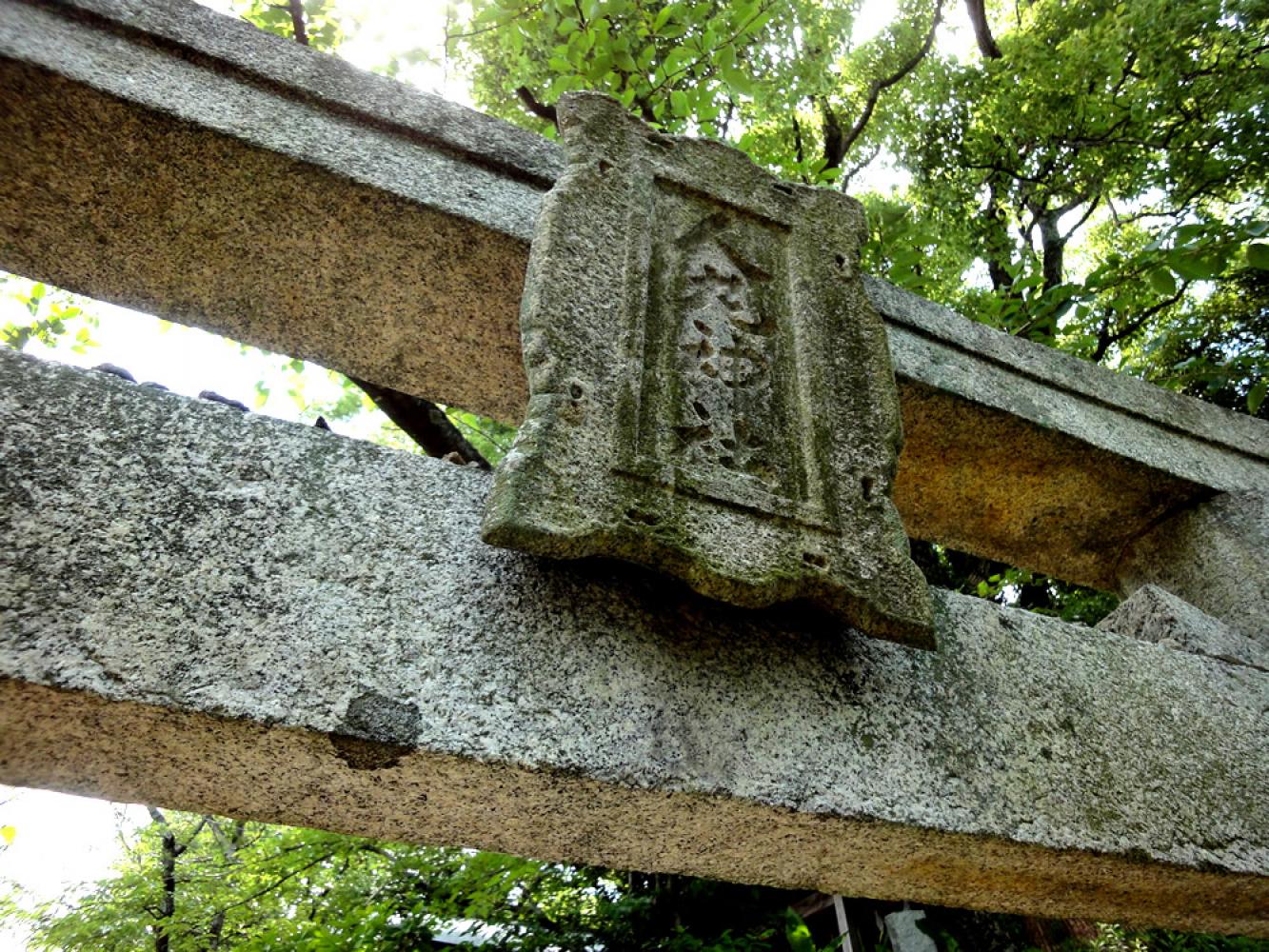 本殿前の鳥居 人丸神社