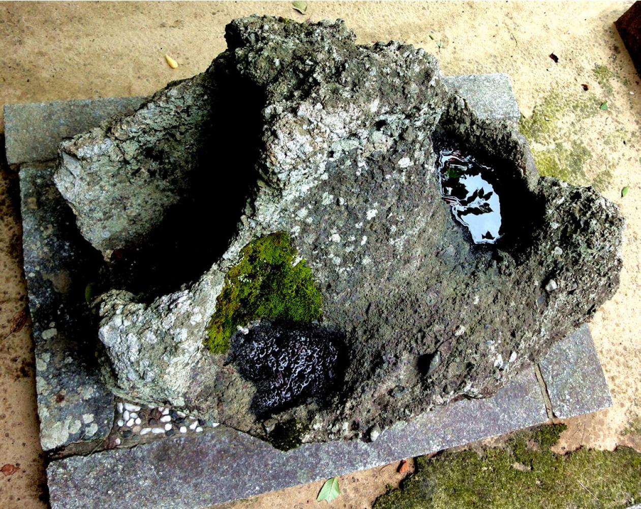 不思議な形の石 新宮神社(下府)