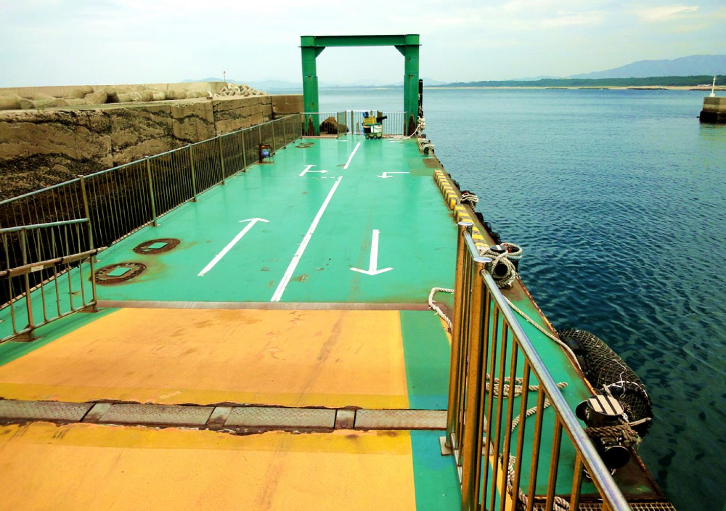 桟橋 町営渡船「しんぐう」