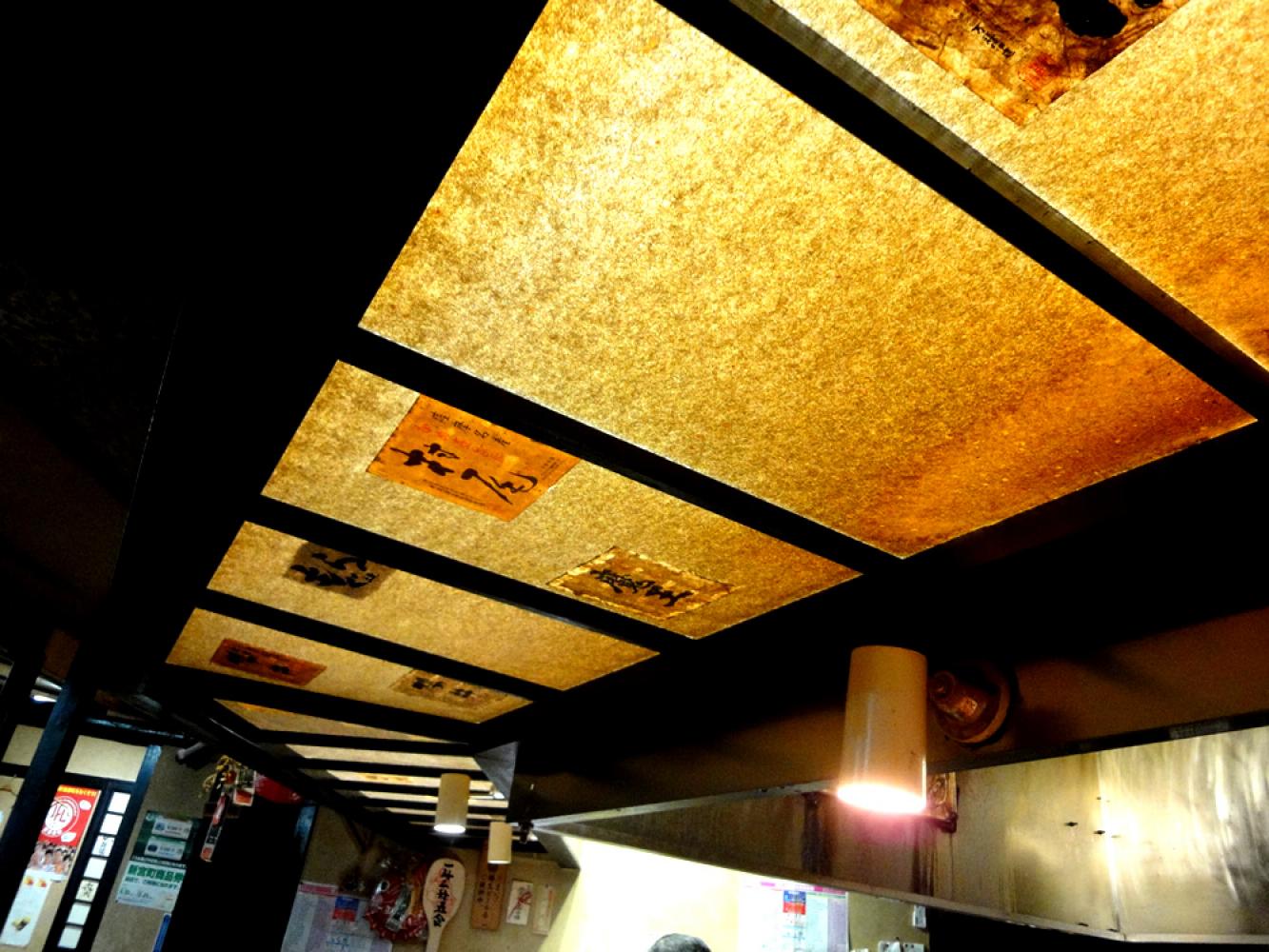 ラベルの付いた障子がすてきなカウンターの行灯 焼き鳥 力 「りき」