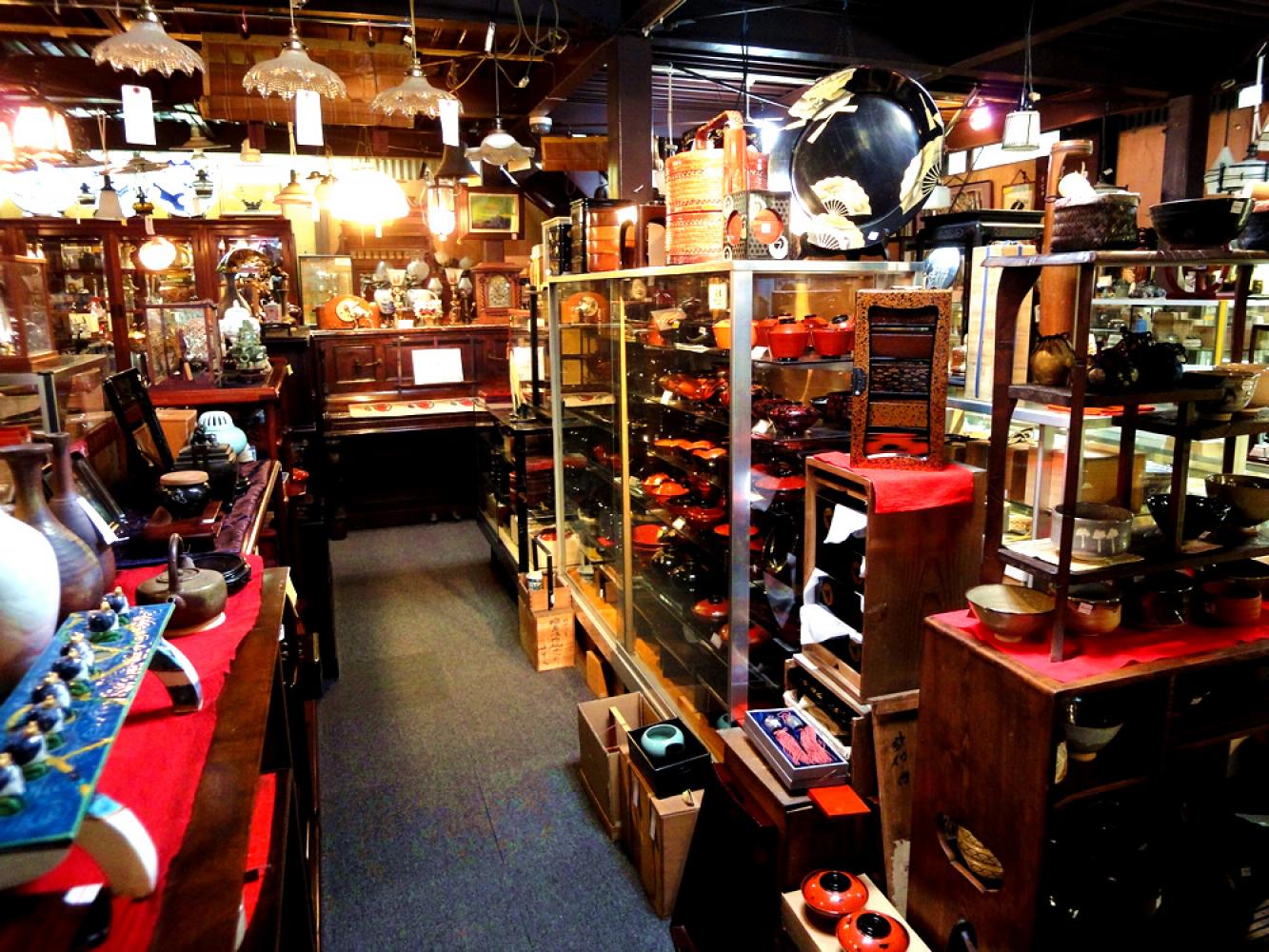 骨董品から西洋アンティークまで幅広い品揃え アンティークほんとく福岡新宮店