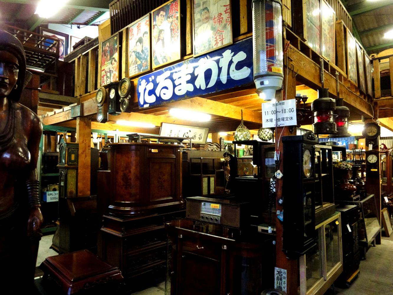 見たこともないものがたくさん アンティークほんとく福岡新宮店