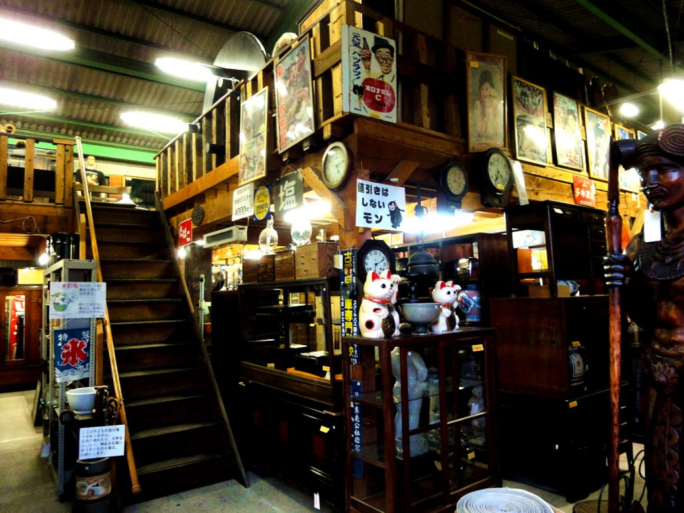 商品数2万点以上 アンティークほんとく福岡新宮店