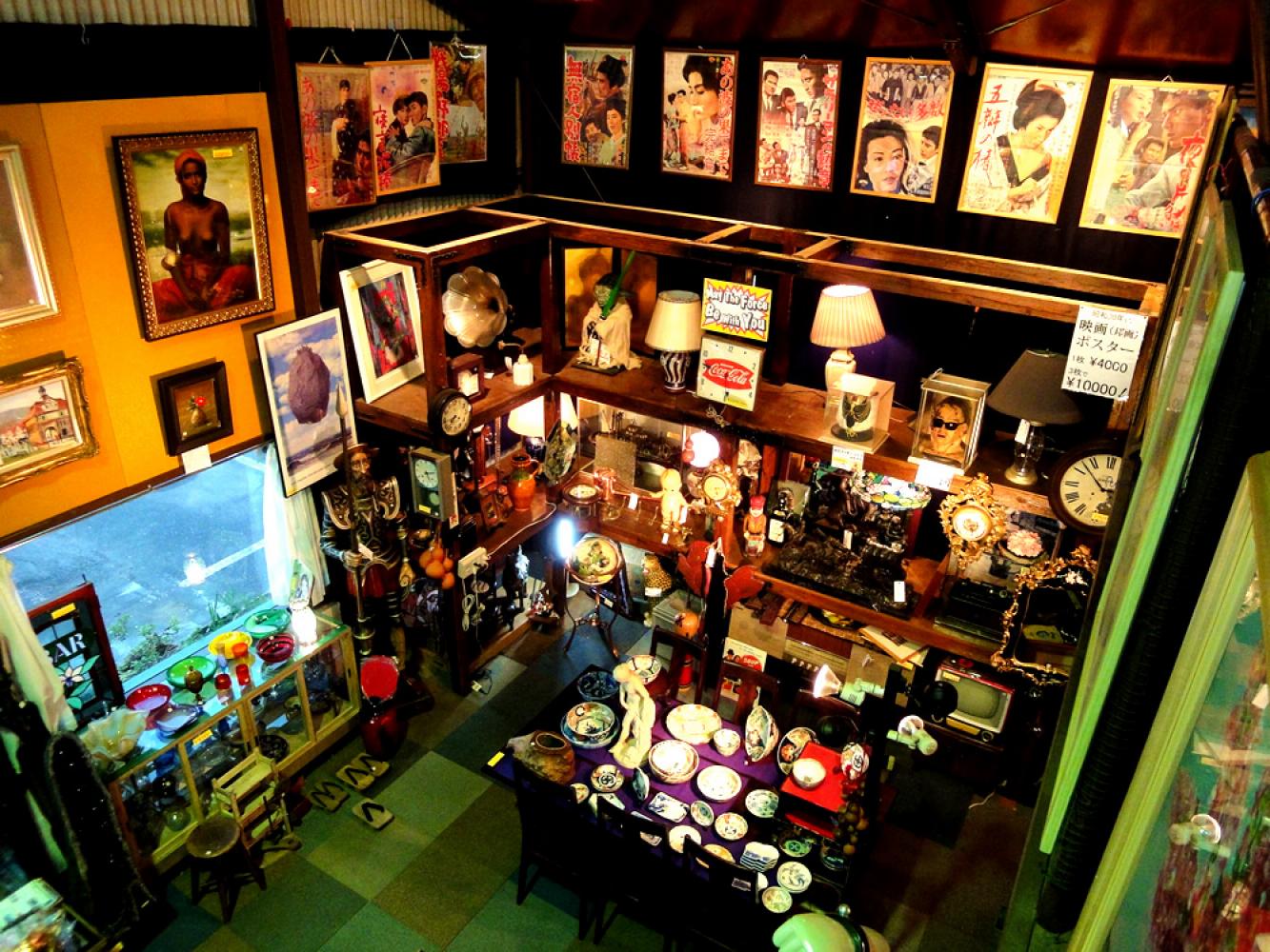 マニア垂涎の品もたくさんあります アンティークほんとく福岡新宮店