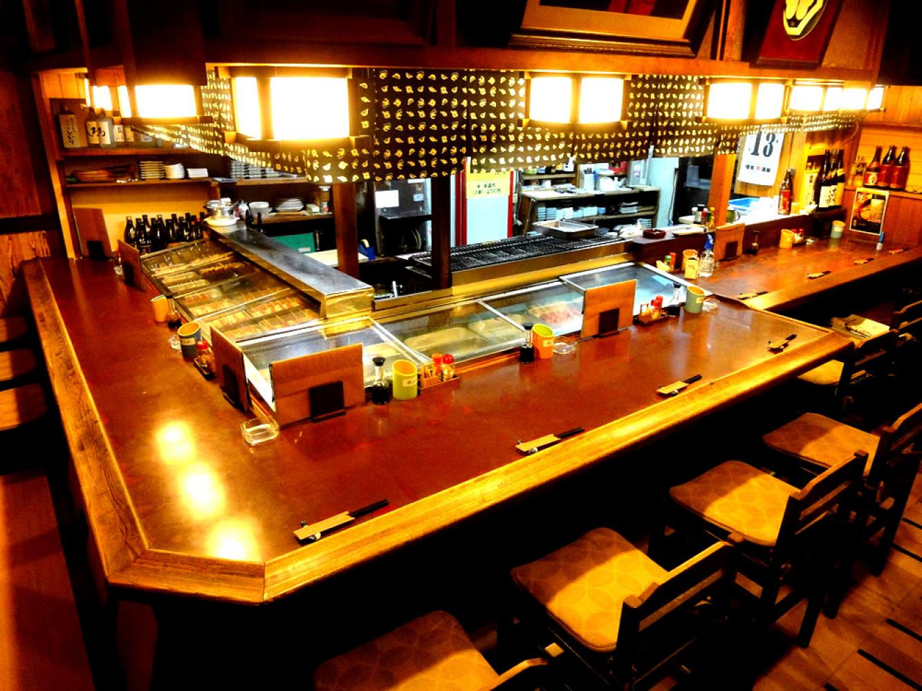 ネタが並ぶカウンター。新鮮さが自慢。 居酒屋 炉ばた焼き鳥 大三元