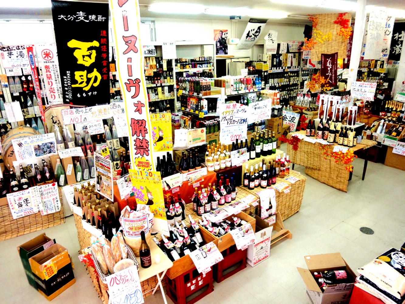 広めの店内には多くの種類のお酒が並びます 酒の専門店 酒のながさき