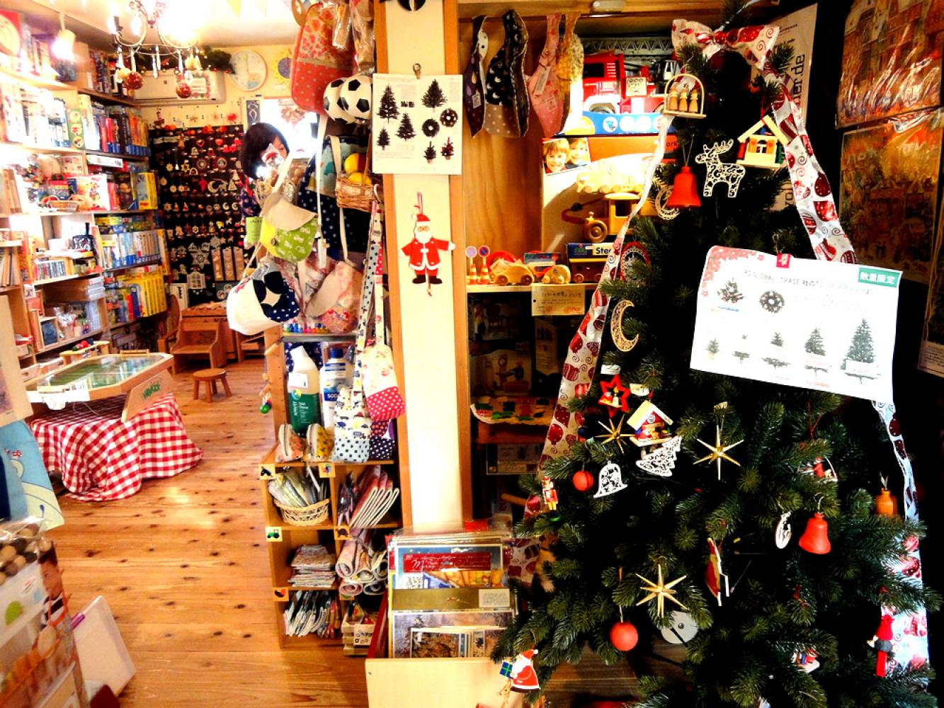 入り口からすでにメルヘンチックな雰囲気 おもちゃ専門店 木のおもちゃ おひさまや