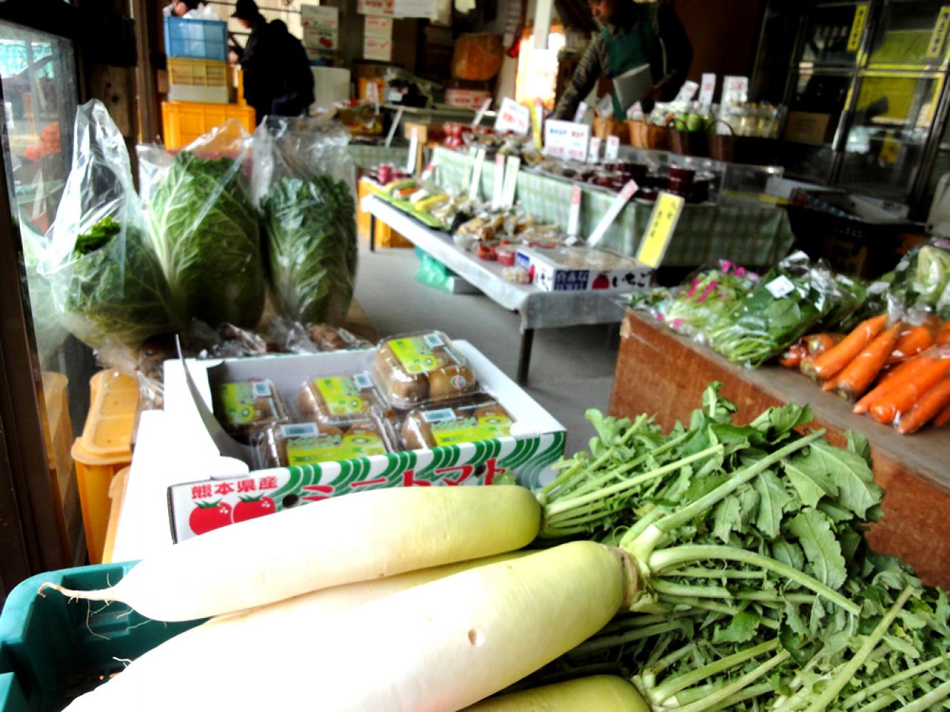 お店にはたくさんの食材が並びます 露天産直販売 タマころ 「株