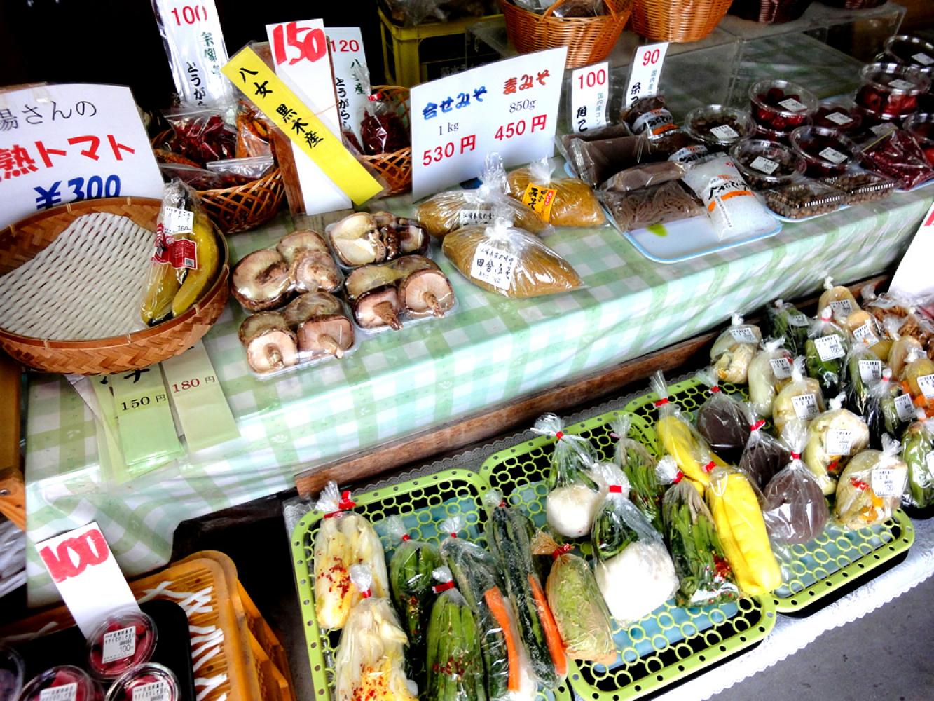 八女直送のお漬物も並ぶ 露天産直販売 タマころ 「株式会社しあわせ家族」