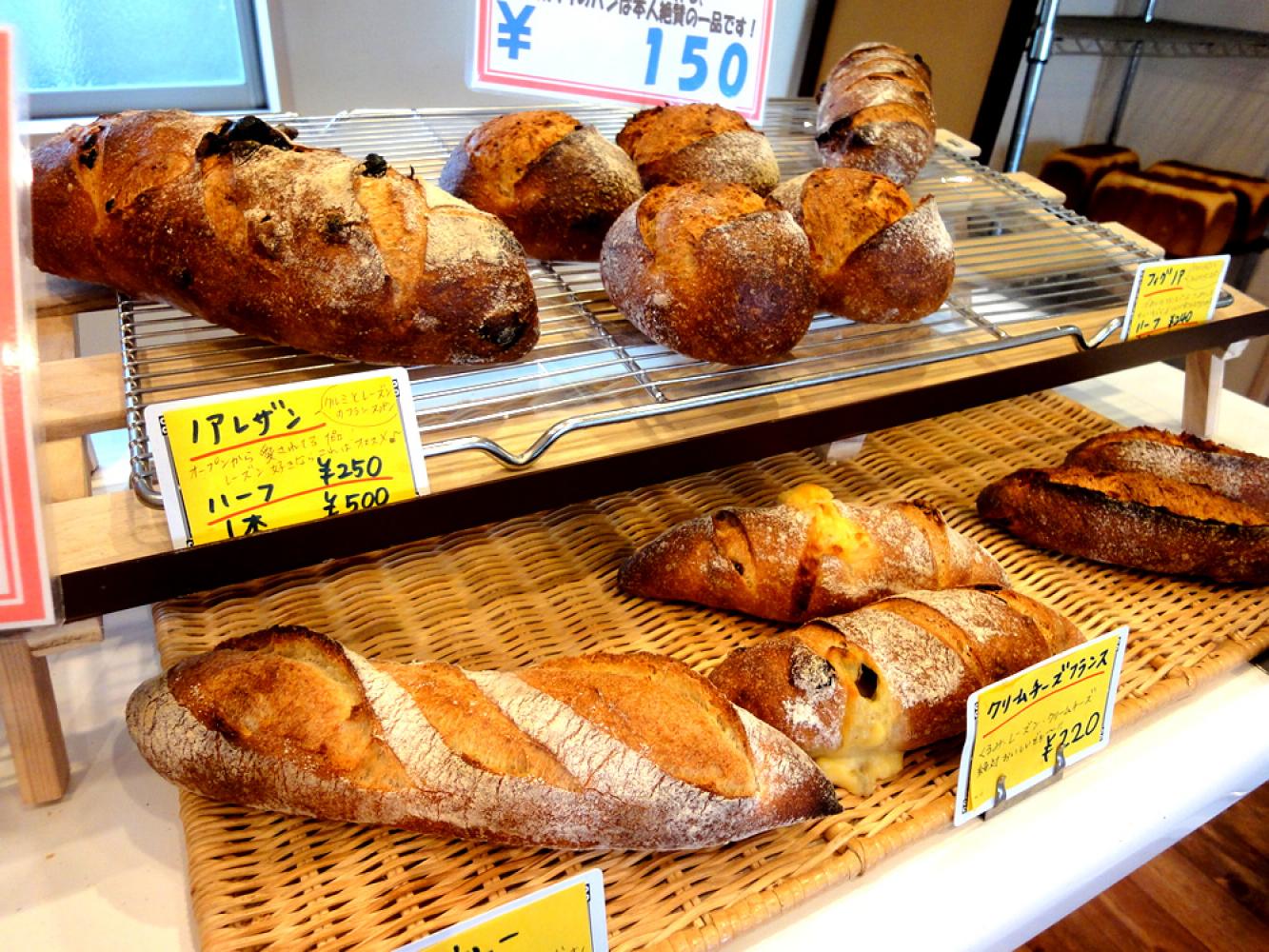 並ぶバケット類はまるで本場フランスのお店のよう 焼きたて自家製パンの店 ブーランジェリー シエルブル