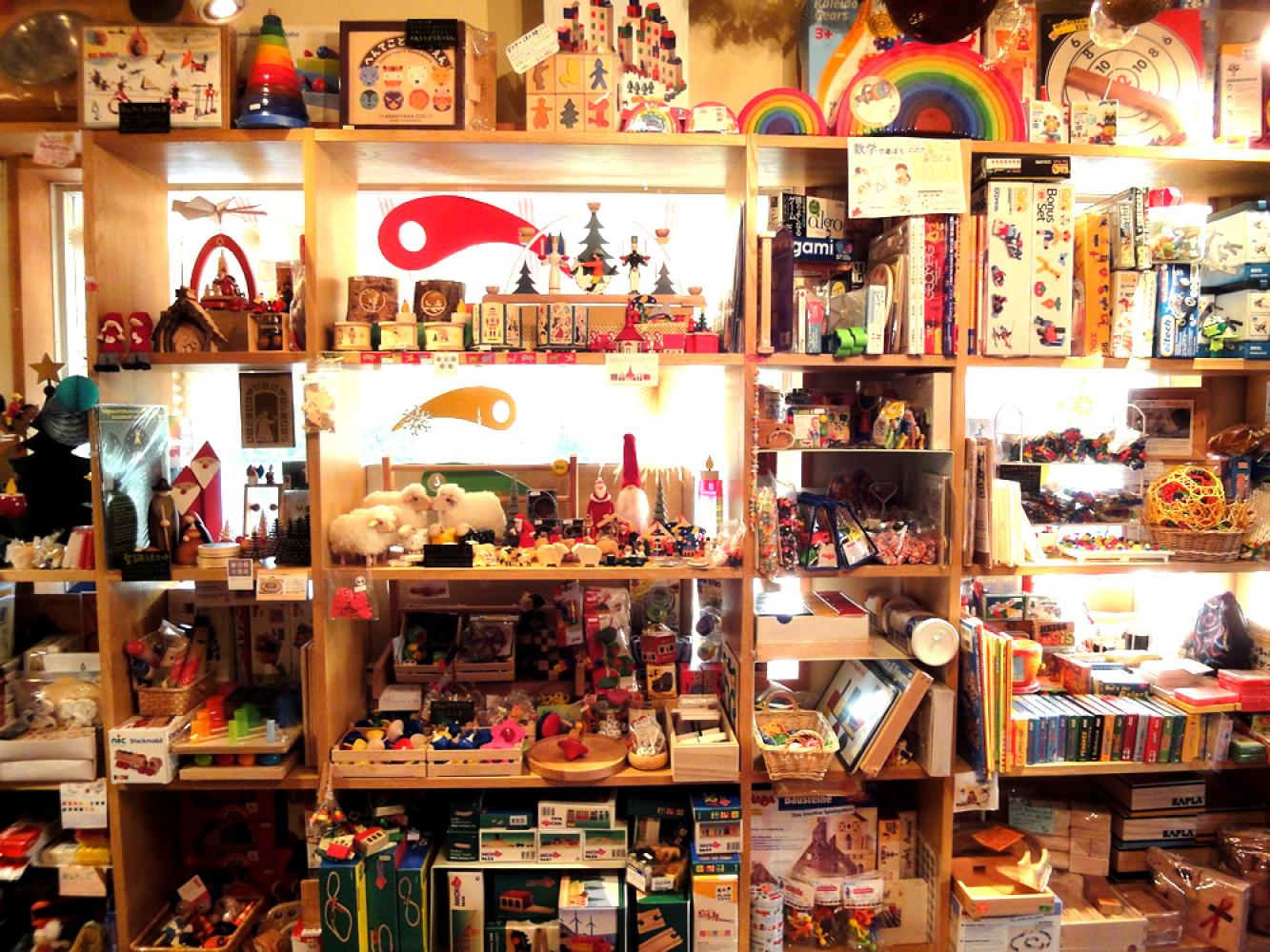 店内は木の香おりでいっぱい おもちゃ専門店 木のおもちゃ おひさまや