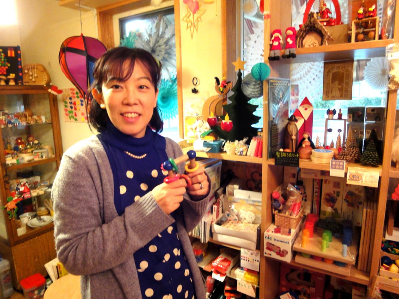 感性を育ててあげたいという店主 店内は木の香おりでいっぱい おもちゃ専門店 木のおもちゃ おひさまや