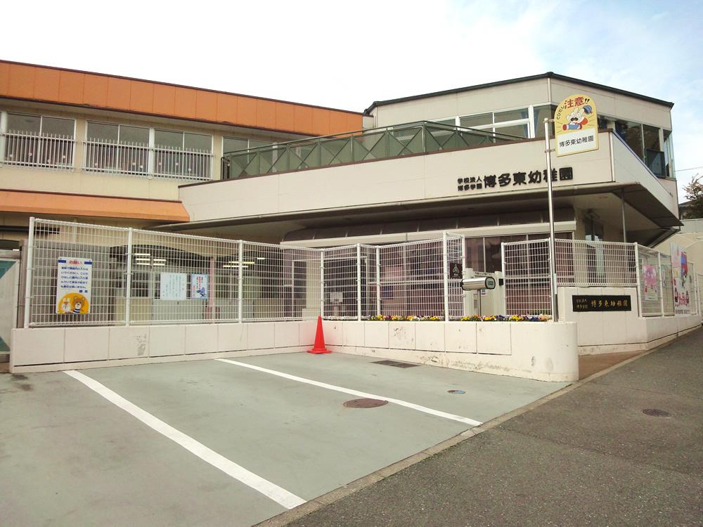 入り口。自動ロックなどセキュリティも充実 学校法人博多学園 博多東幼稚園