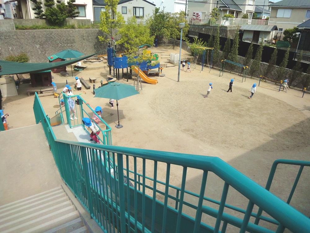 園庭は明るくみんな裸足で遊びます 社会福祉法人輔仁会 新宮つぼみ保育園