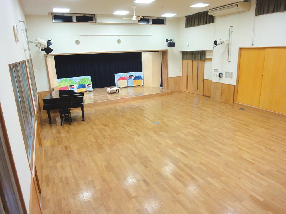 食事も行われるホール 社会福祉法人輔仁会 新宮つぼみ保育園